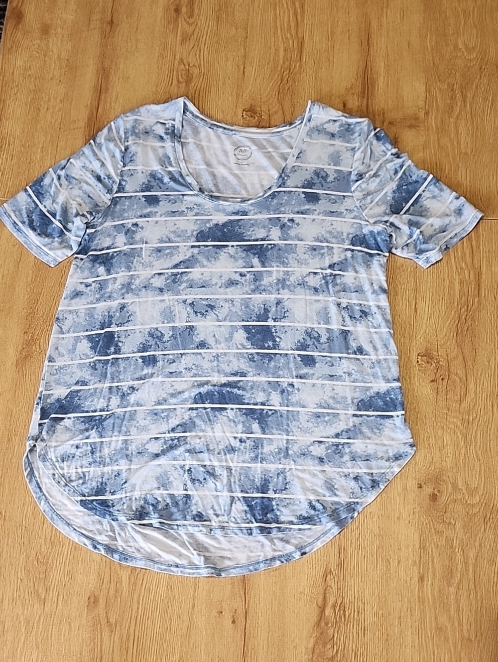 24/7 Maurices Light Blue Striped Tie-Dye Scoop Neck Women's Tee